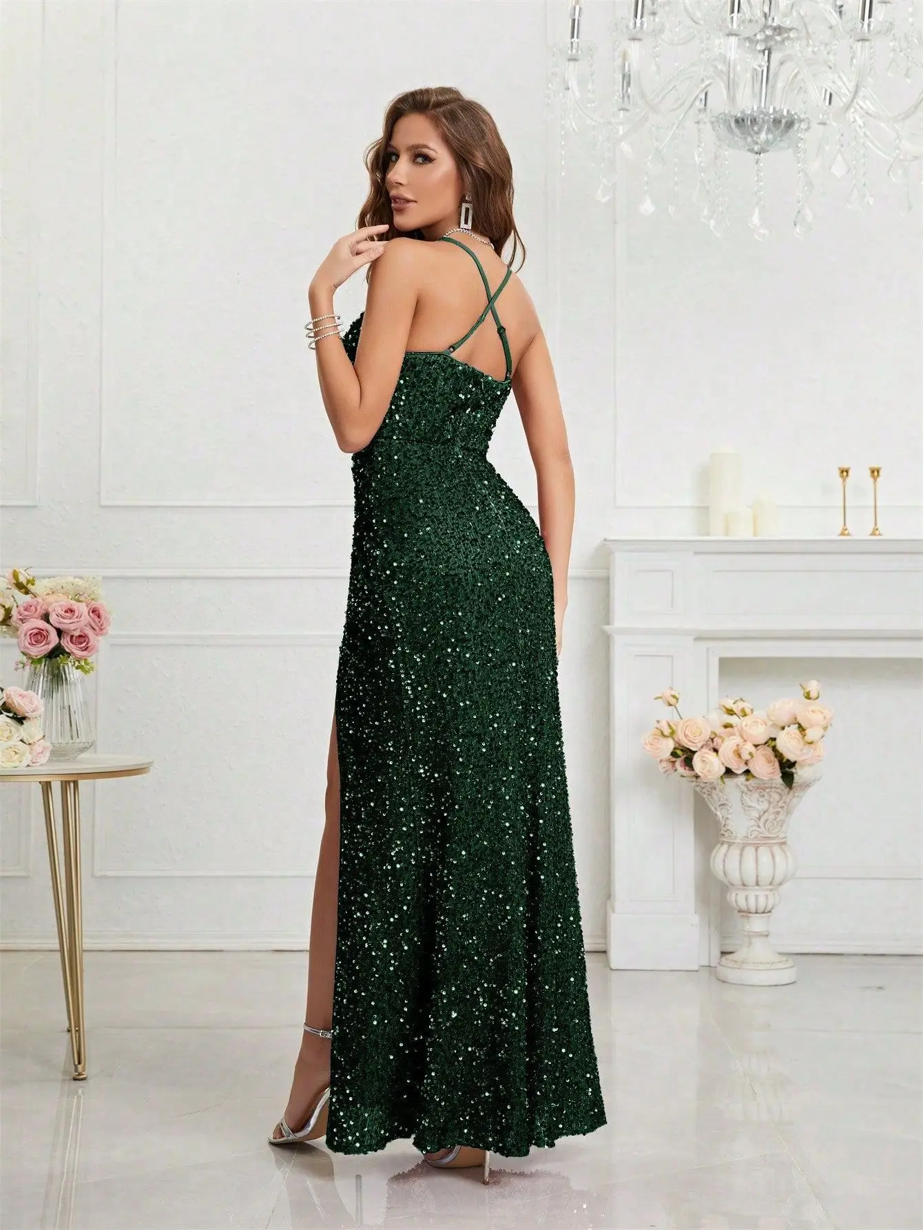 Funkelndes Champagner-Paillettenkleid mit dünnen Trägern, tiefem V-Ausschnitt, gerafftem Design und hohem Schlitz im Meerjungfrauenstil für formelle Anlässe und Abendveranstaltungen – Detail 26