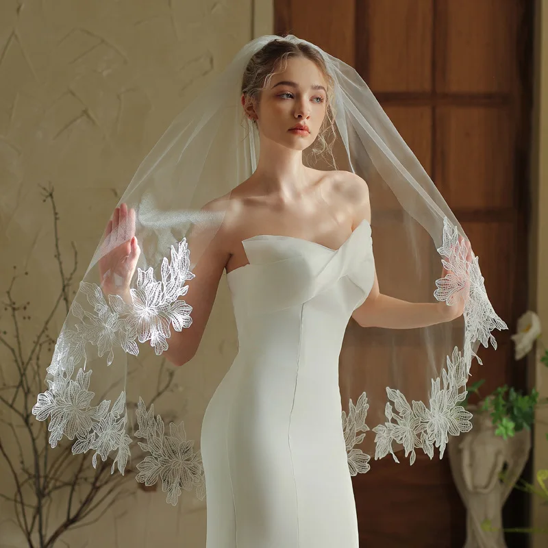 

Single-Layer Mid-Length Bridal Veil with Lace Detailing and Comb Attachment - Wedding Dress Accessory