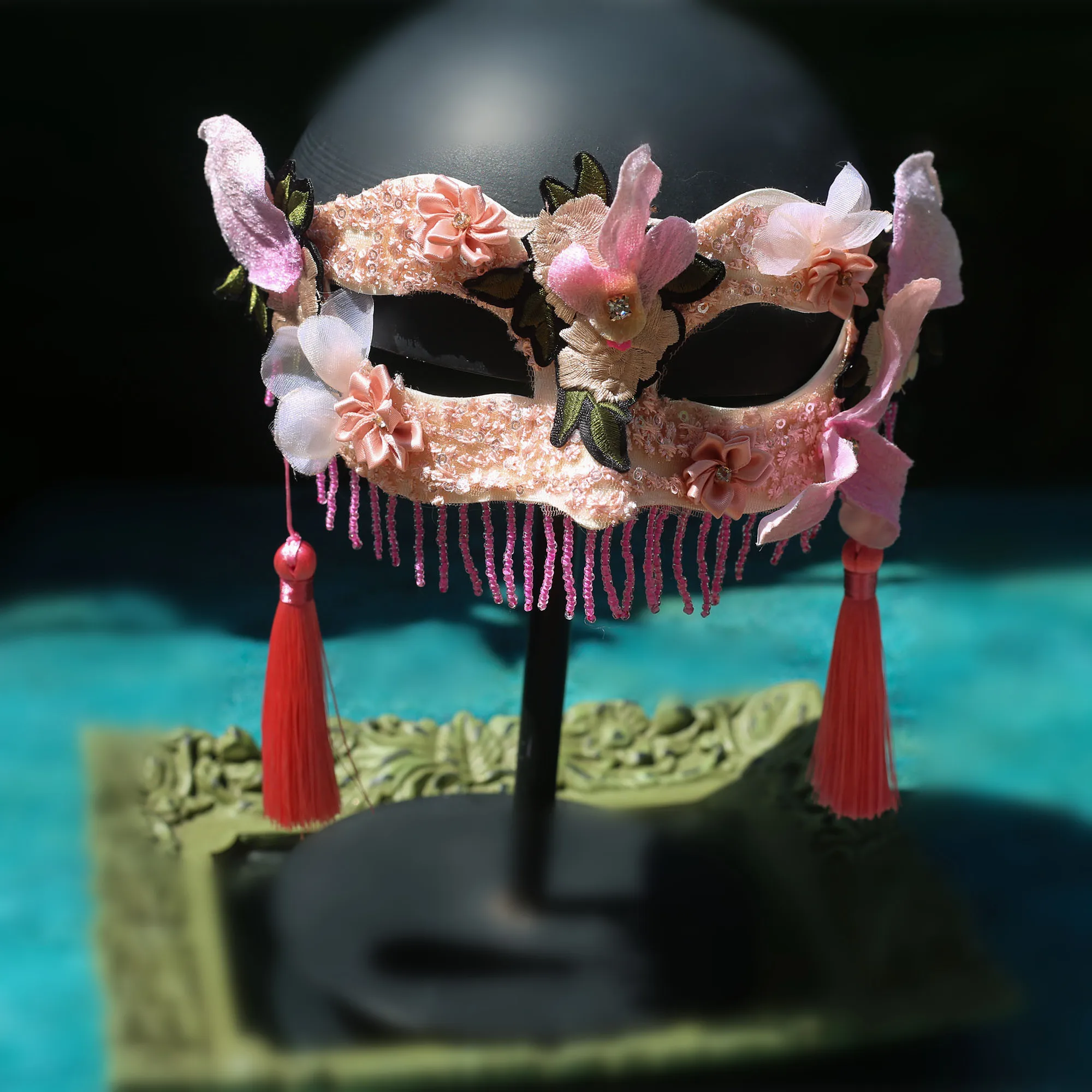 

Розовая кружевная винтажная элегантная загадочная маска, маска принцессы с бахромой и цветком, вечеринка на Хэллоуин