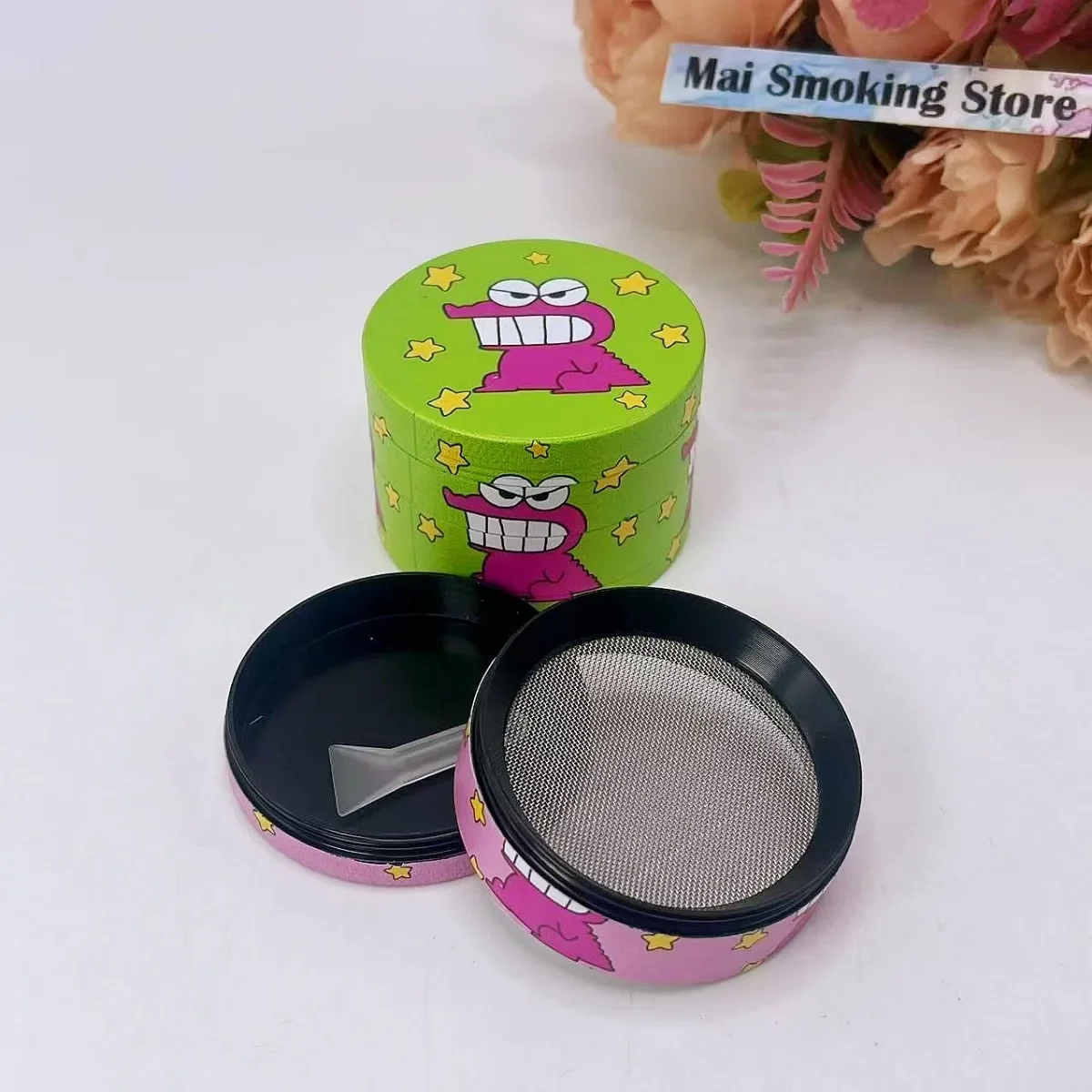 2インチ漫画風ハーブグラインダー、金属製4層手動スパイスミル、塩壺、乳棒、草、生タバコグラインダー、喫煙用具