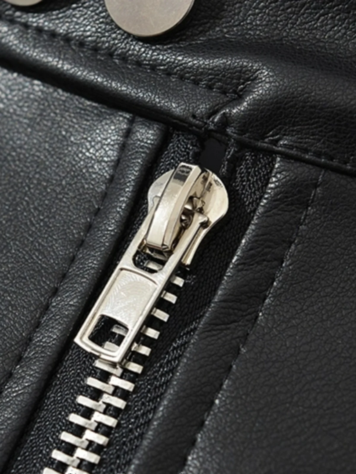 Kurtka damska k Sle American Millennium Girl ort PU Leather Jaet, unikalna warstwowa kurtka z efektem warstwowania, stylizowana na streetwear, z unikalnymi elementami na ramionach.