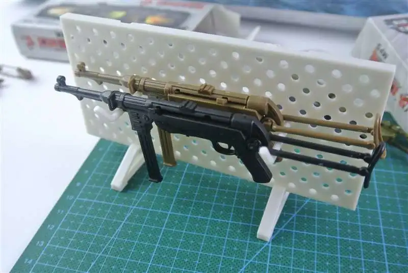 1/6th Mini MP40 Submachine Gun World War II Plastic Assembled Firearm Puzzle Model for 12 Inch Action Figure Soldiers Toys