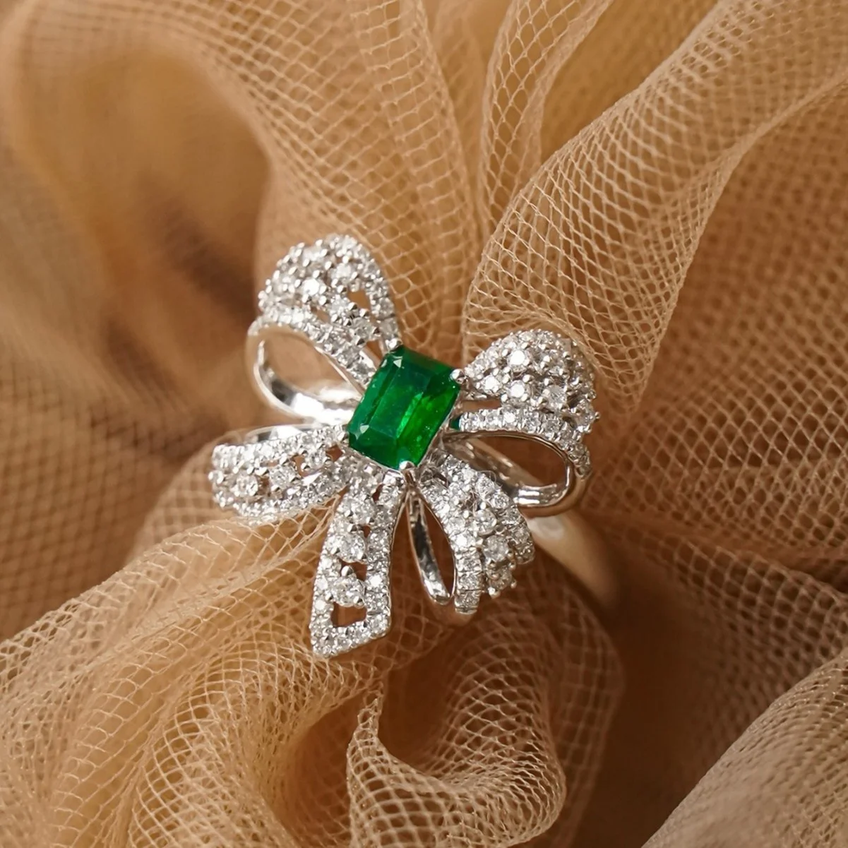 

18K Solid White Gold Zambian Emerald Butterfly Art Jewelry Replica 925 Silver Emerald Gems Bowknot Finger Band Cocktail Rings