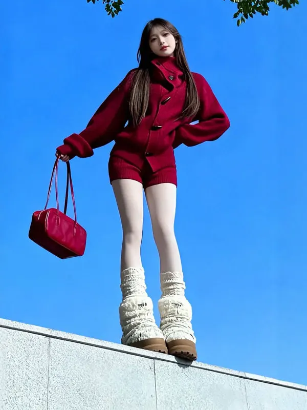 

Ретро-комплект: красный свитер и шорты, модный двухсоставный ансамбль, удобный хлопковый комплект с длинными рукавами, высоким воротником и застежкой на пуговицах