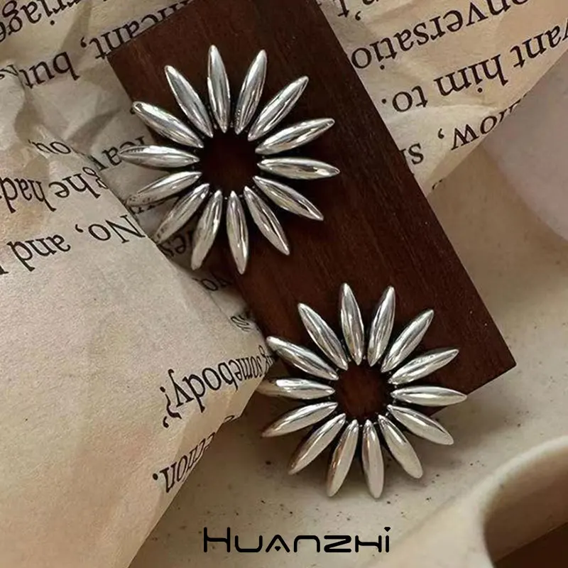 Trend Vintage Metal Radiation Shape Sunflower Hollow Circular Earring for Women Girl Simple Jewelry Gift HUANZHI 2024 NEW INS