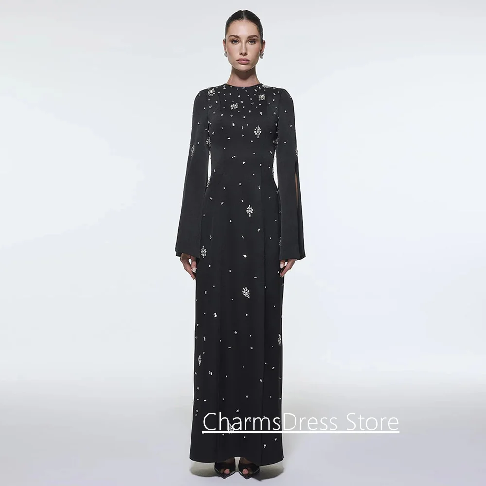 Elegantes Abendkleid, maßgeschneidert, Rundhalsausschnitt, lange Ärmel, silberne Steine, gerade, saudi-arabisches Abendkleid, formelle Kleider