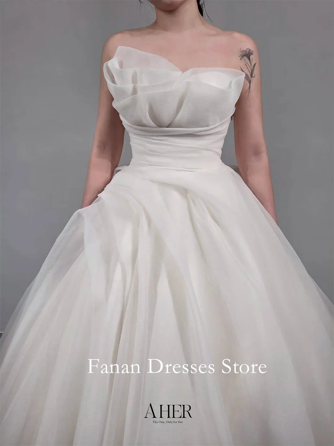 Asymmetrical Sweetheart Strapless Organza Ball Gown Wedding Dress Fitted Waist Fluffy Voluminous Skirt Sweep Train Korean Bride