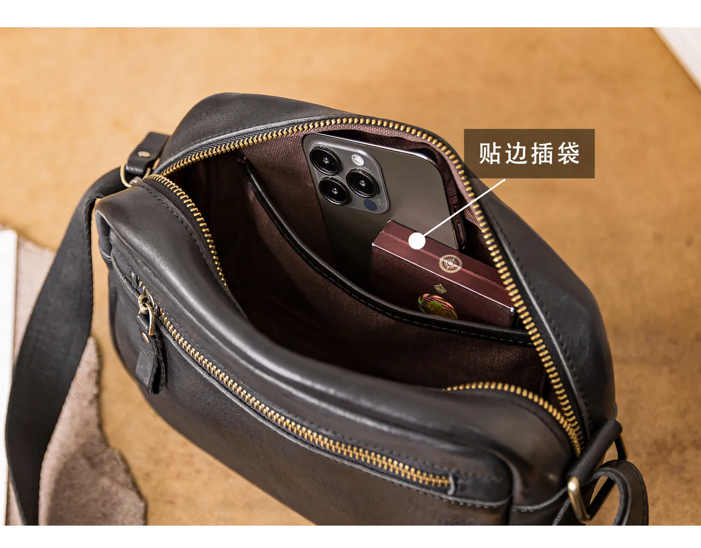 Vintage Luxus handgefertigte Umhängetasche aus erstklassigem Rindsleder für Herren, Arbeits-Umhängetasche, Wochenend- und Reisetasche, Designer-Echtleder-Messenger-Tasche in Schwarz. – Detail 3