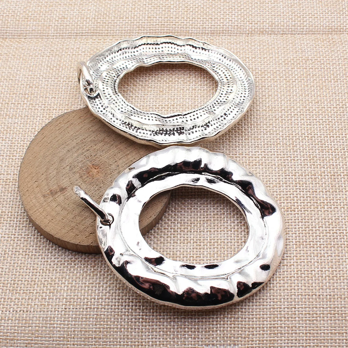 

2pcs 92x67mm(3.62x2.64inch) Antique Silver Color Geometric Hammer Pattern Double-Layer Oval Circle Pendants Jewelry Accessories
