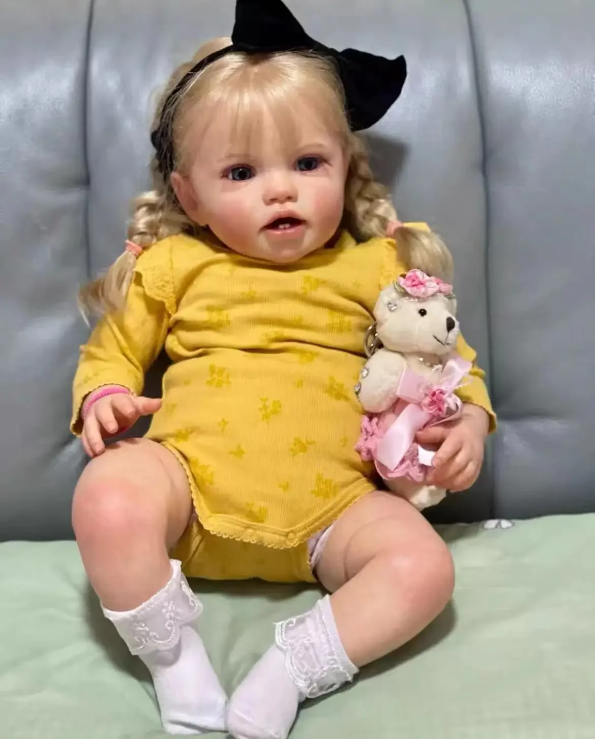عرض دمية أطفال تولد من جديد مقاس 24 بوصة قابلة للتخصيص مع شعر أشقر متجذر يدويًا فستانًا مختلفًا للدمية