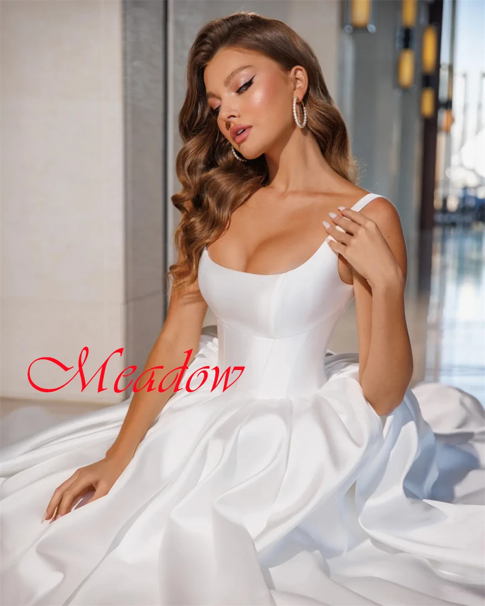 カスタマイズされた絶妙なホワイトサテンのウェディングドレス気質ストラップレススパゲッティストラップノースリーブチャペルトレインブライダルドレス