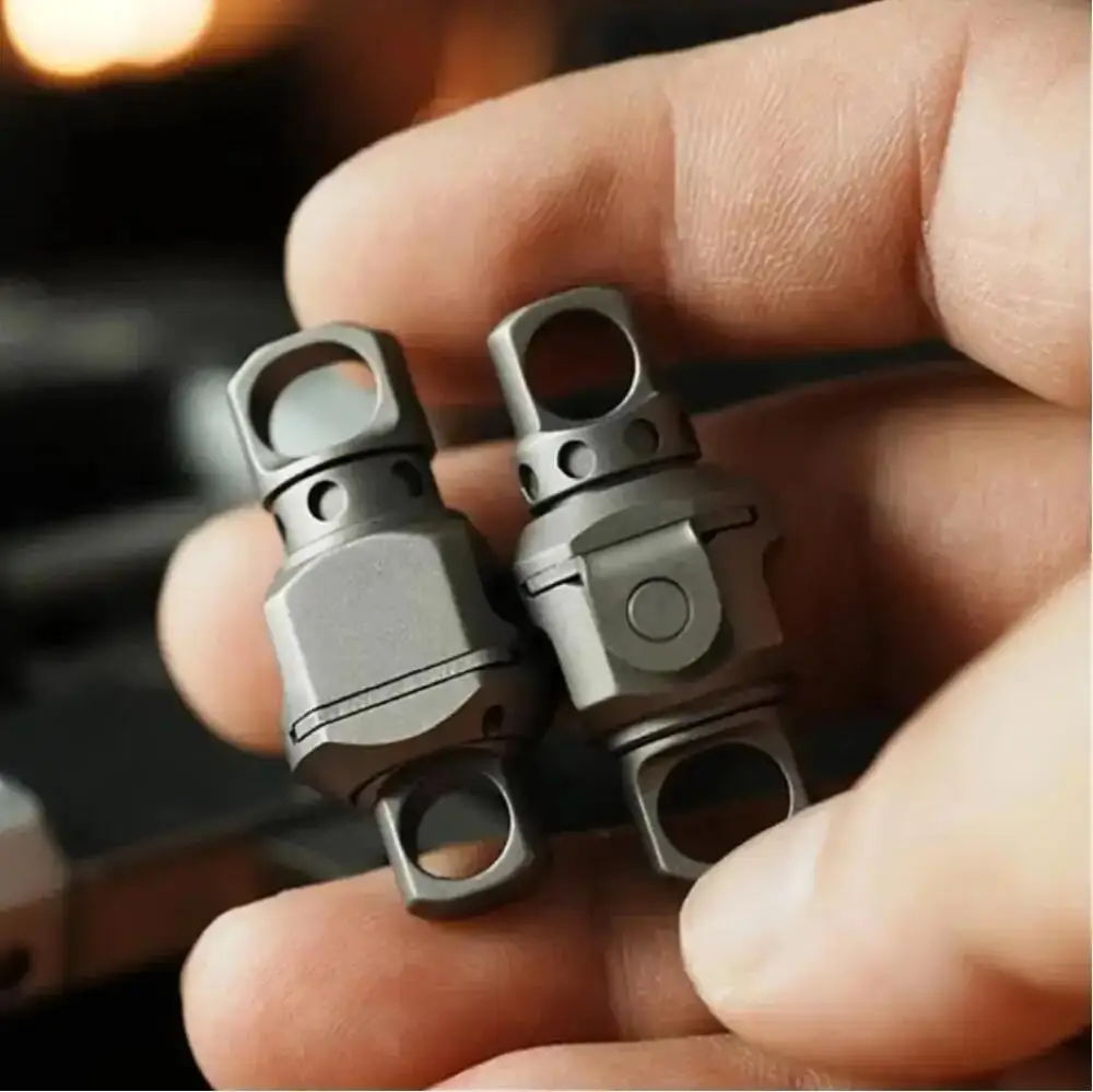 High uality Titanium Alloy Magnetic Locking Quick-release Key Chain, Small, Lightweight And High-strength Key Accessory
