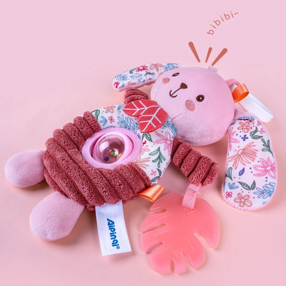 Giocattolo da appendere per culla rosa per bambini, giocattolo da appendere per auto di peluche montato su auto dei cartoni animati, allenamento uditivo, regalo di compleanno per bambini, regalo di Capodanno