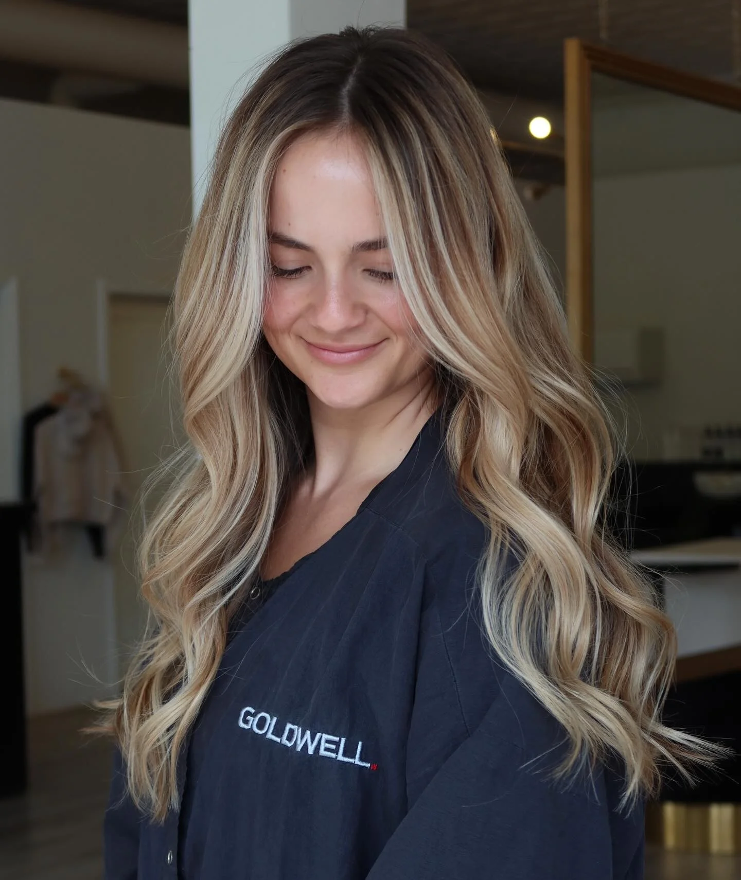 Long Wavy Synthetic Wigs Light Blonde Balayage Wigs for Women Daily Cosplay Party Wig Natural Heat Resistant Fiber Glueless Wig