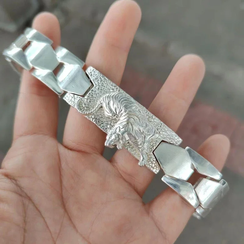 Chinese S925 Tibet silve Handcrafted  Miniature Tiger Model Statue - Hand Cast Collection Classical Bracelet Gift Tiger Jewelry