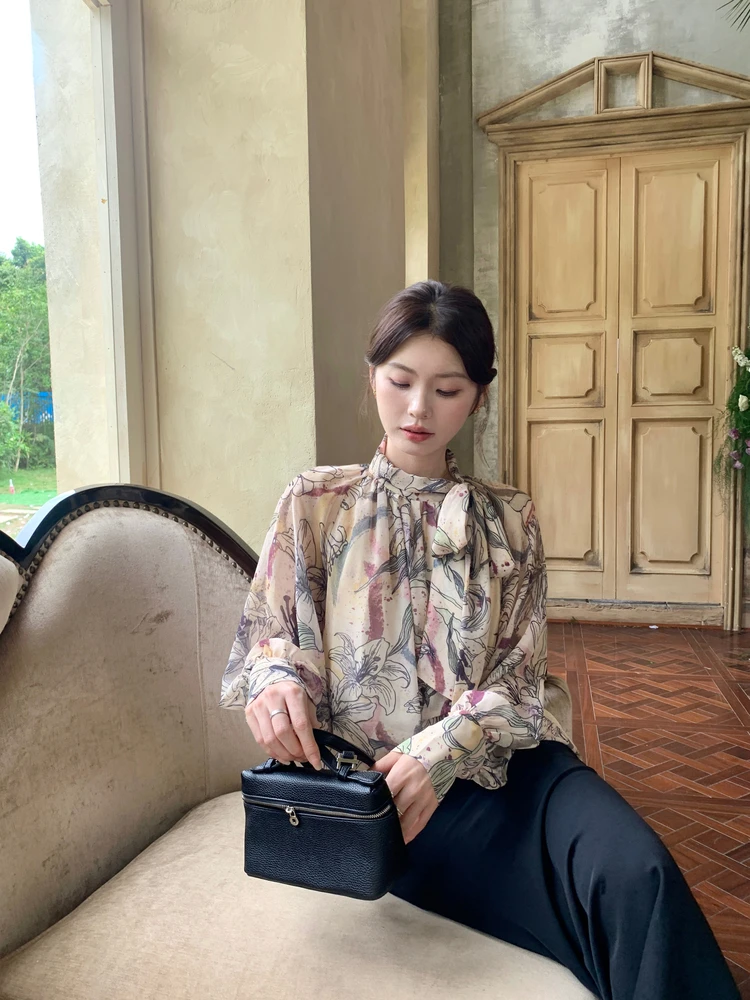 

Романтический топ с цветочным принтом для женщин, осенний сезон, универсальный, плиссированный, ароматизированный, с длинными рукавами, дышащий, комфортный, модный.