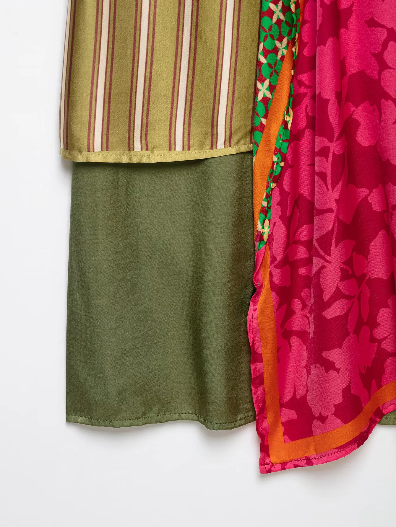 Sommerliches Damen-Set mit tiefem V-Ausschnitt, sieben Viertelärmeln, geblümtem und gestreiftem Print, Jacke und Wickelrock mit mittelhohem Bund. – Detail 16