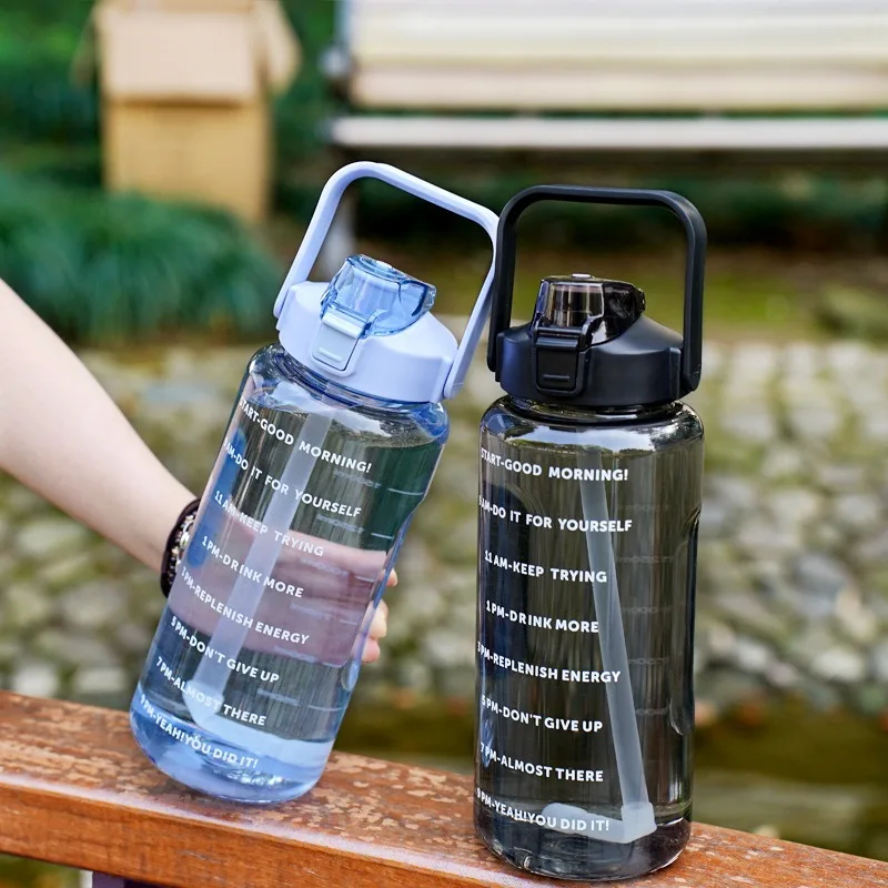 2L tragbare Wasserflaschen Kunststoff Stroh Wasserbecher Trinkflasche mit Zeitmarkierung für Outdoor-Sport Fitness Wasserkrug Trinkgeschirr