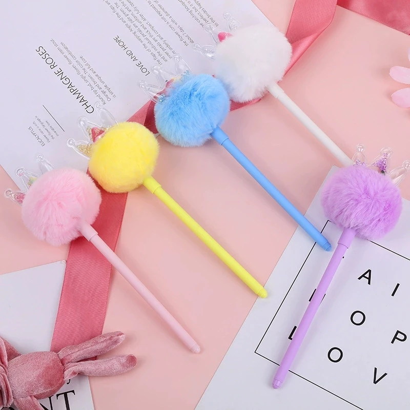 2er-Set Pastellfarbene Krone Plüsch Pom Pom Gelstifte, schwarze Tinte, für Notizbücher und Tagebücher, niedliche Schreibtischdeko, Schreibwaren für Teenager-Mädchen