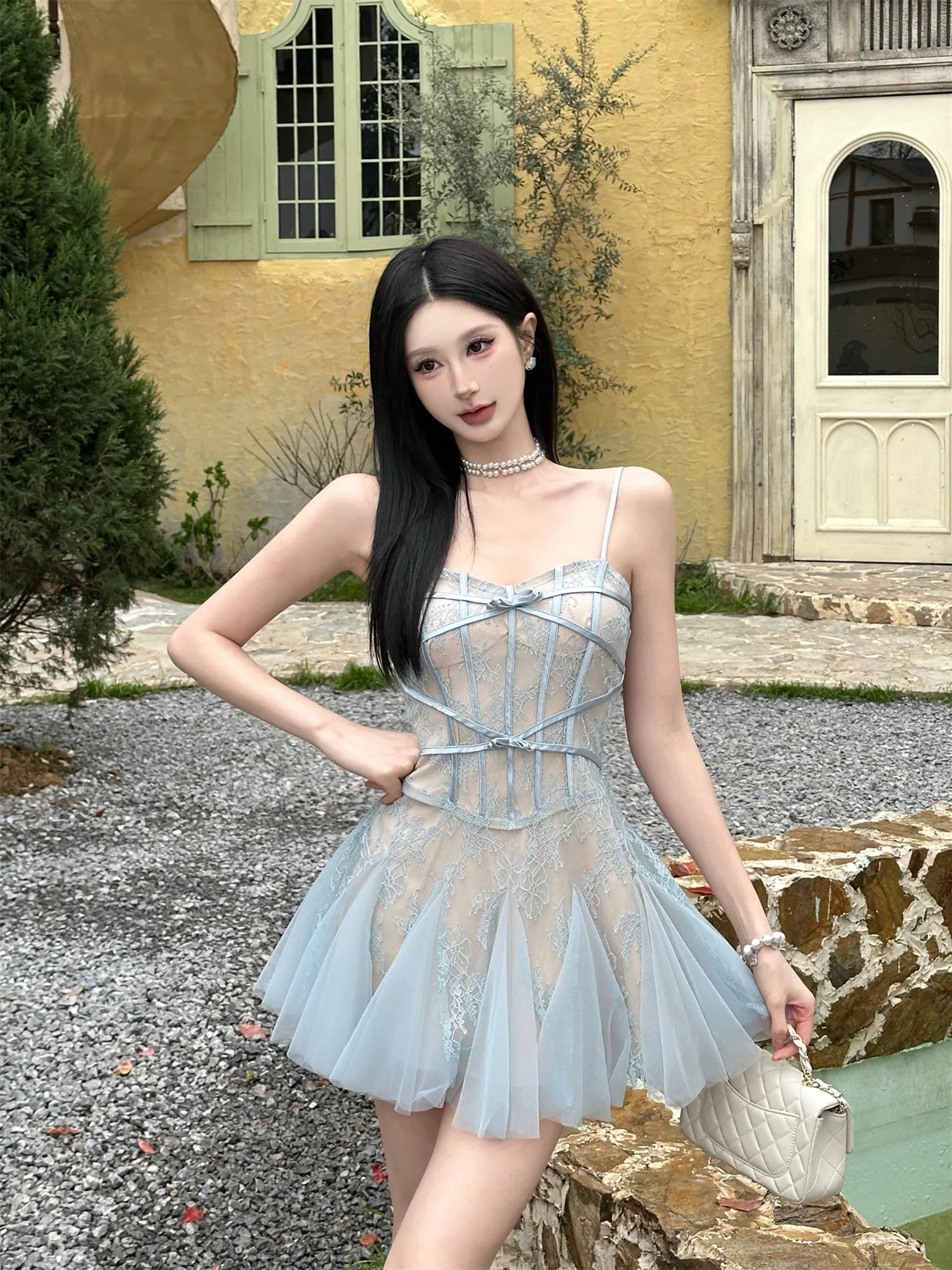 vestido-corto-estilo-ballet-con-falda-de-red-y-encaje-azul-pastel-cuello-halter-cintura-alta-y-corte-en-a-ideal-para-diversas-ocasiones-como-fiestas