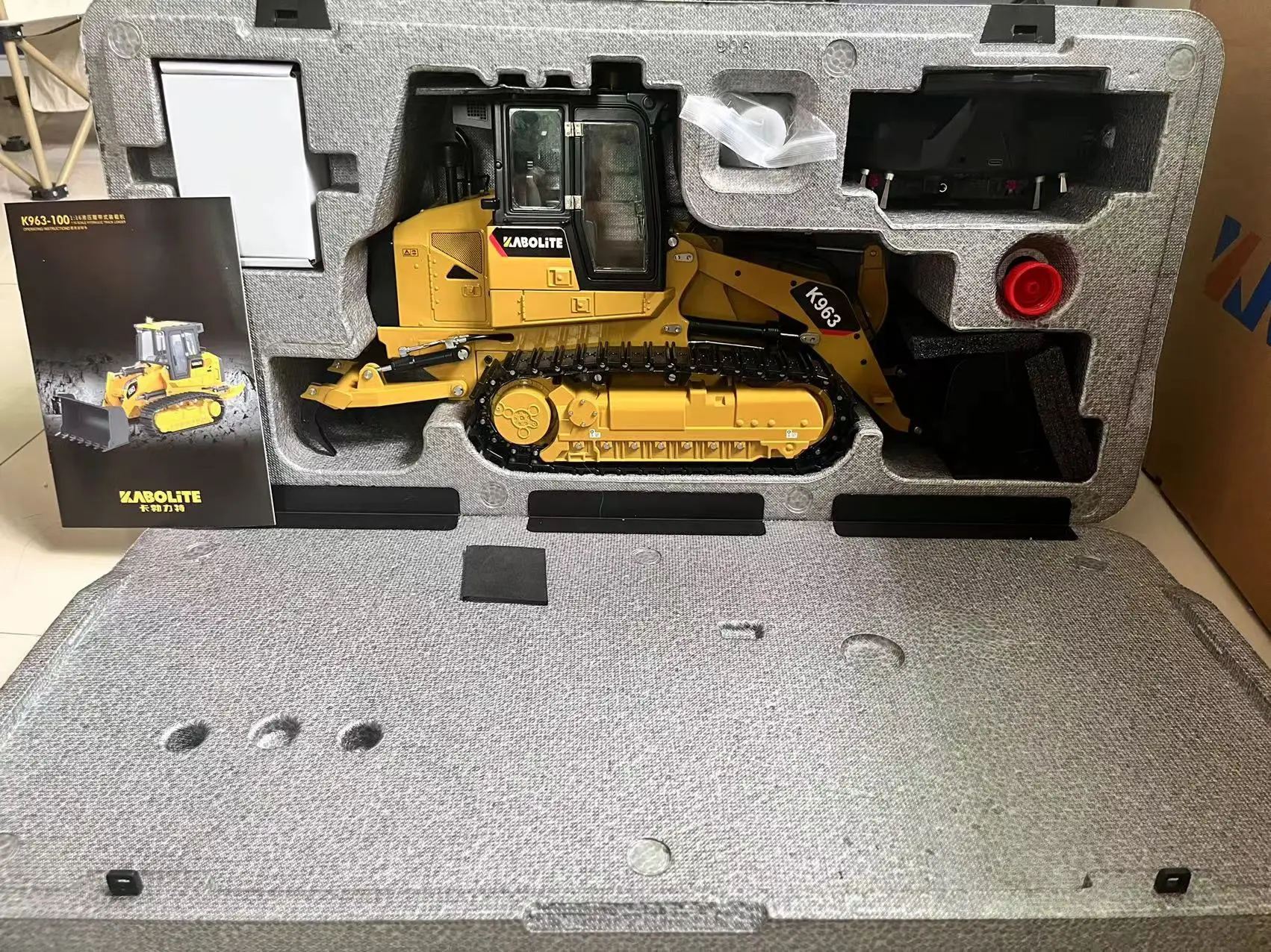 RC 1/18 Caricatore cingolato idraulico in metallo K963 con gruppo leggero Aratro posteriore Doppio motore Crawler KABOLITE Modello in metallo Pre-vendita