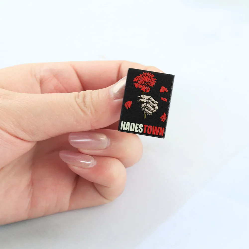 Hadestown Musical Emaille-Anstecker, Broadway-Theater-Abzeichen, Hand mit Nelke, Brosche, Schmuck, Geschenk für Schauspieler und Theater-Enthusiasten – Detail 7