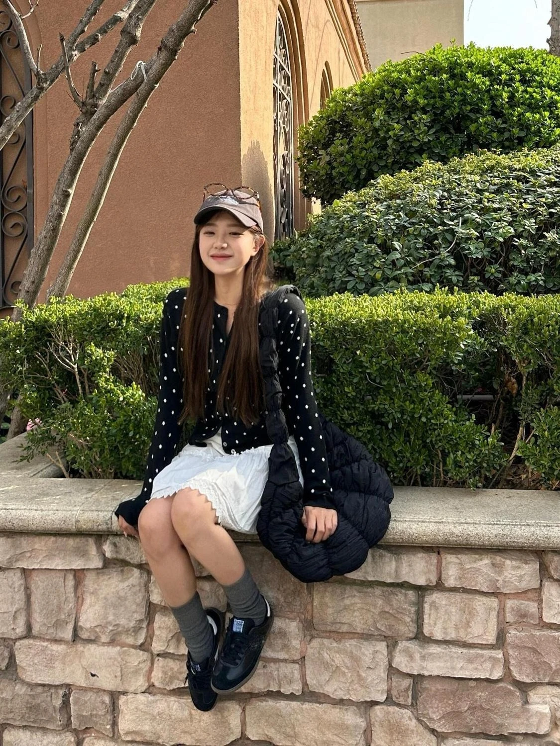 Krótki sweter damski w stylu Y2K, japoński vintage, dzianinowy, z długim rękawem, dekolt okrągły, casualowy, z ozdobnymi kropkami, dopasowany, zapinany na guziki, retro odzież damska.