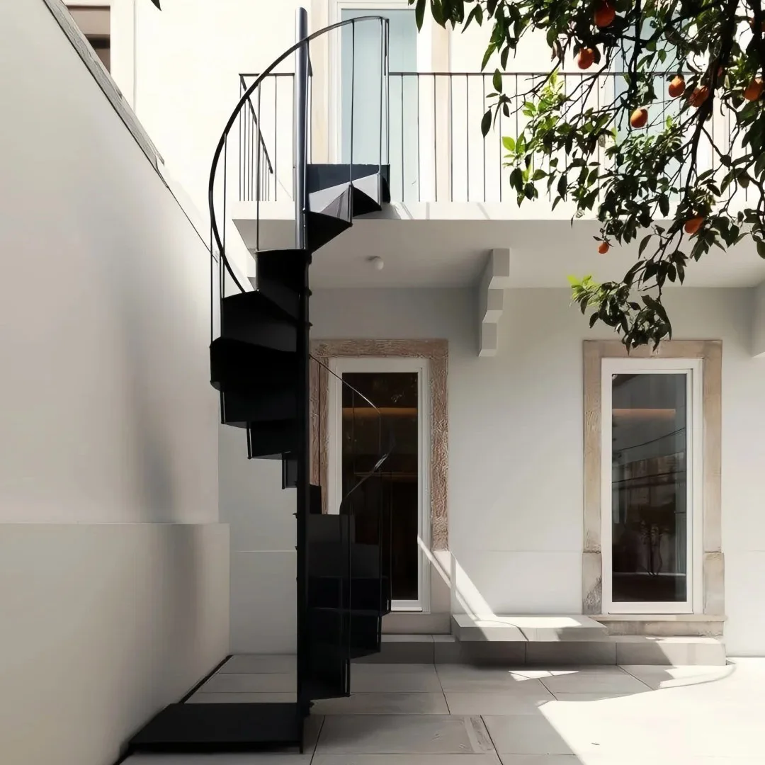 سلم حلزوني معدني حديث خارجي مع حواف خشبية سلالم مستقيمة داخلية جاهزة للاستخدام المنزلي #3