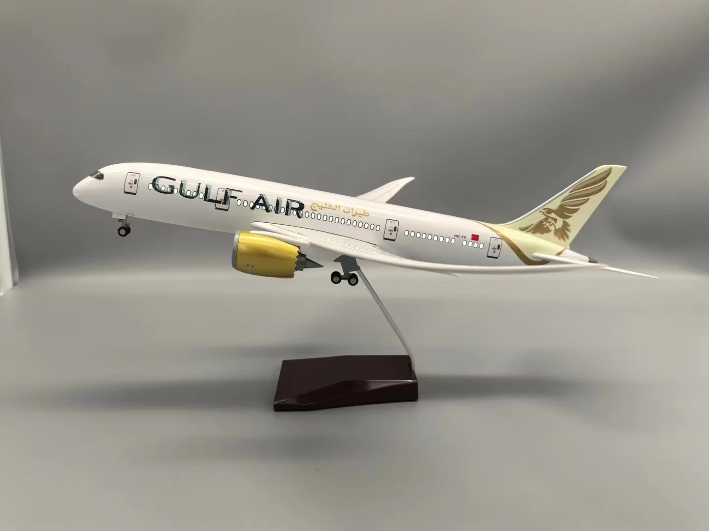 1/130 Scale B787 Gulf Air Airline Airplane Model 787 Dreamliner Aircraft W Light and Wheel Landing Gear Resin Diecast Plane Mode