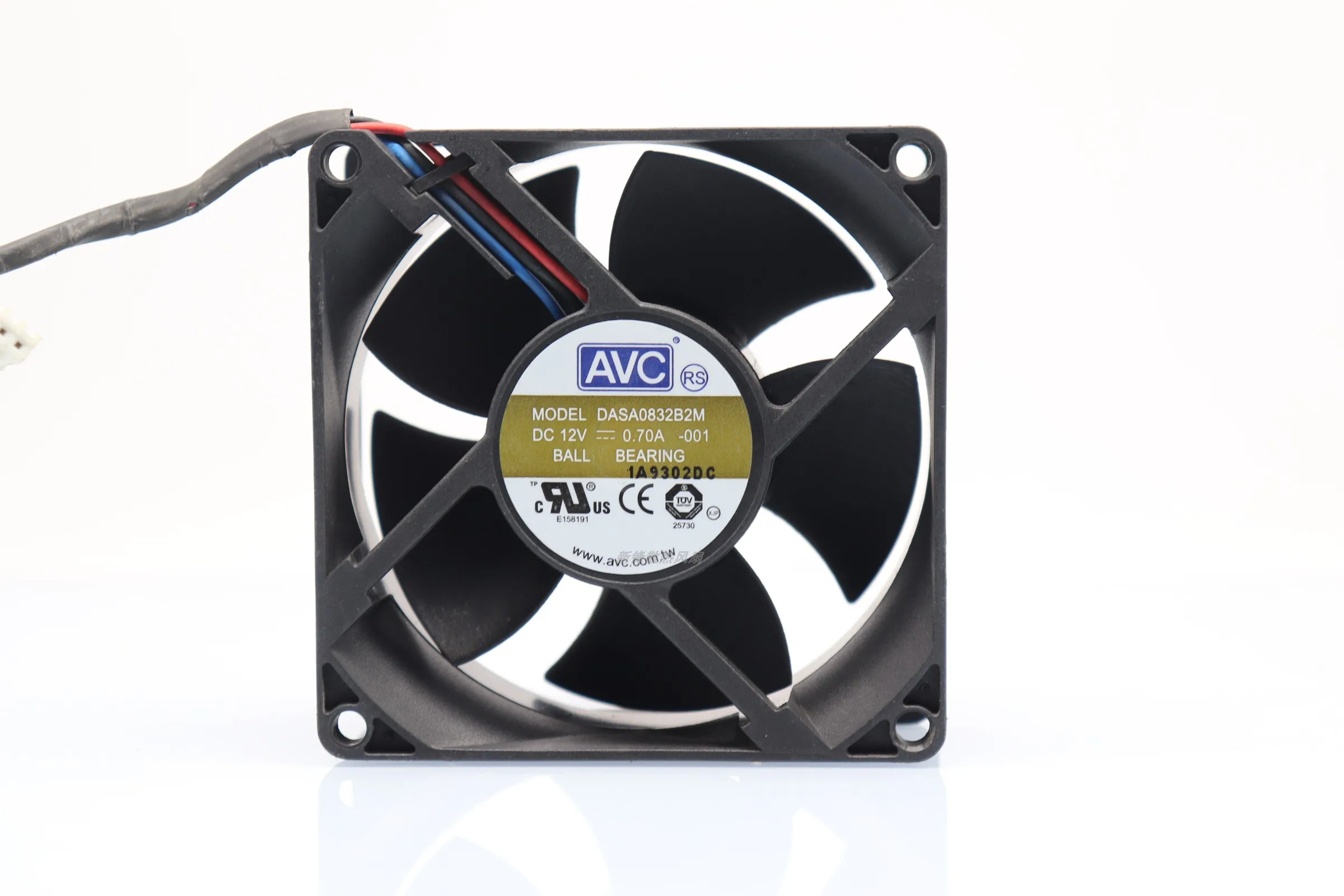 

AVC DASA0832B2M 001 DC 12 В 0,70 А 80x80x32 мм 3-проводной охлаждающий вентилятор для сервера