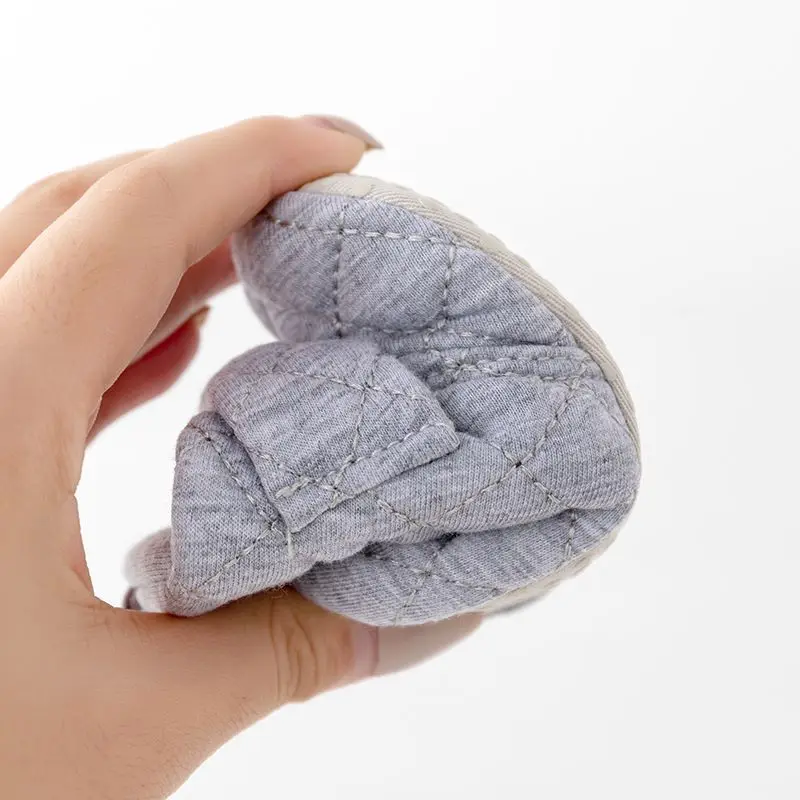 أحذية أطفال كاجوال بلون سادة ونعل ناعم دافئ لا يسقط أحذية الأطفال الصغار أحذية قطنية للخريف والشتاء