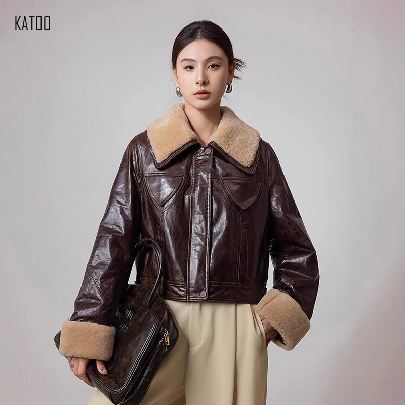 

Американская ретро-куртка из короткой кожи для женщин, с воротником из овчины с эффектом масляного воска, карманами на молнии, теплая, с наполнителем из гусиного пуха