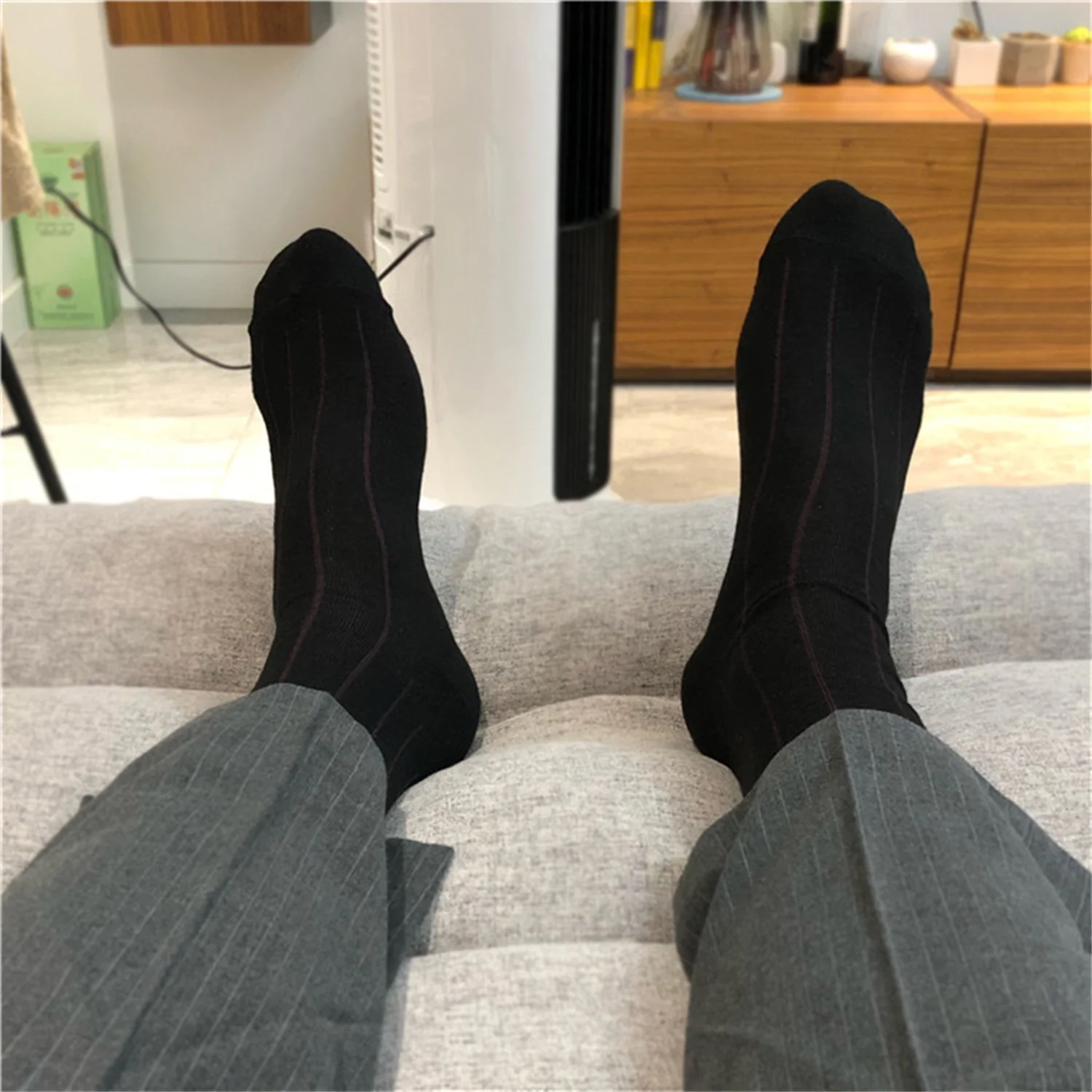 Coole Baumwollsocken, atmungsaktive Socken, schönes erfolgreiches Herren-Outfit, Business-Stil, reichhaltiger Mann, feine Kleidersocken, kurze Socken für den Alltag