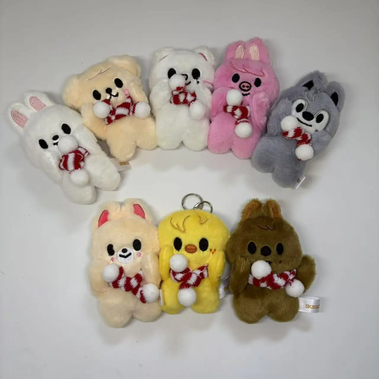 KPOP الضالة الاطفال أفخم المفاتيح دمية مغناطيسية SKZ فول العين يرتدي وشاح عيد الميلاد عناق الوجه المغناطيسي دمية المفاتيح لعبة أطفال