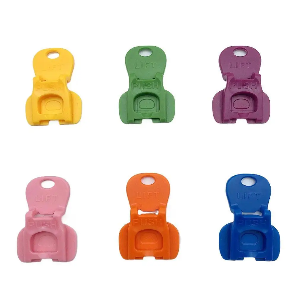 فتاحة علب المشروبات الملونة مع غطاء واقي علامة تبويب بلاستيكية فتاحات علب قابلة لإعادة الاستخدام أداة مطبخ سهلة الفتح