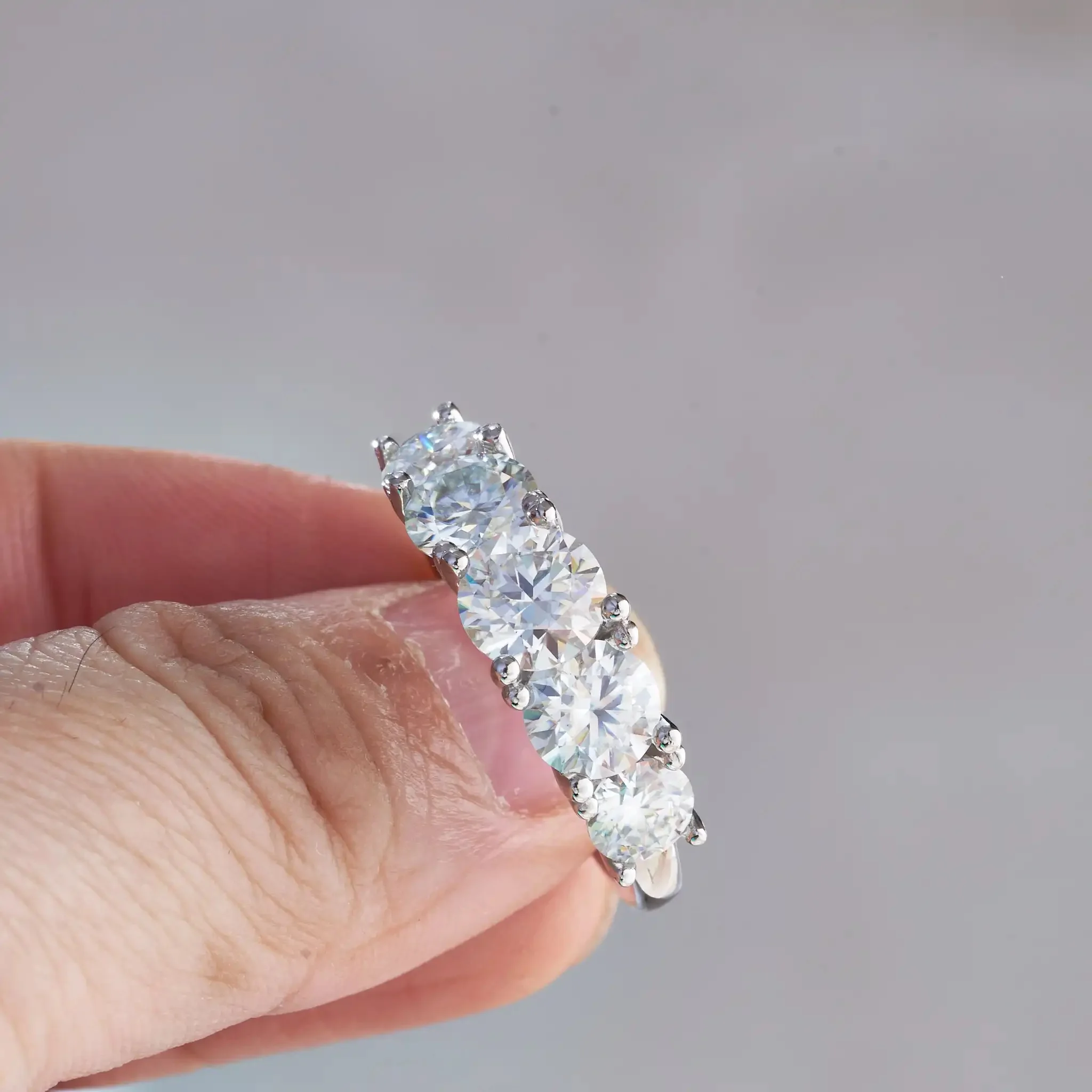 18k Vergoldete 3,6CT Moissanit-Ringe für Damen, 5 Steine Funkelnder Diamant-Ehering, S925 Sterling Silber Schmuck Geschenk – Detail 4