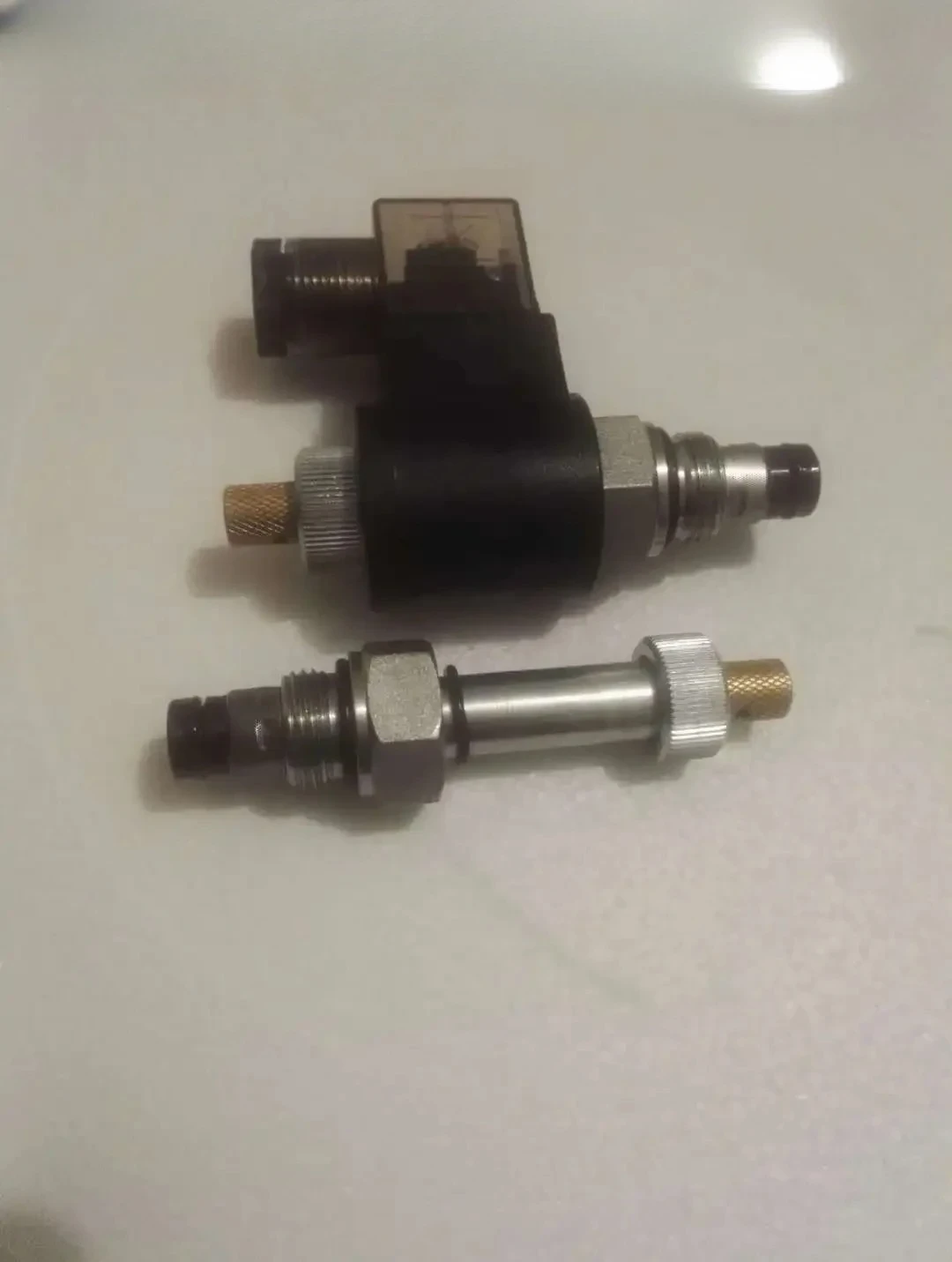 DHF08-220H с ручным электромагнитным клапаном сброса давления (1 шт.) DHF08-220H с ручным электромагнитным клапаном сброса давления (1 шт.)