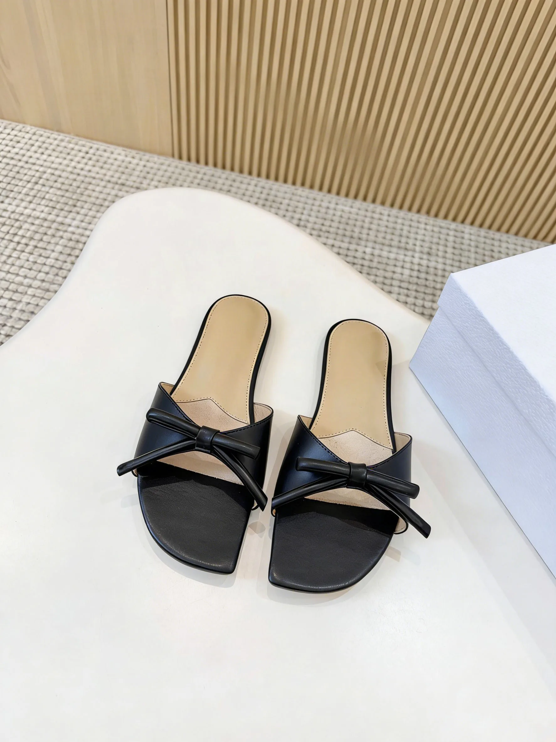 

High-Quality Casual Fashion Black Flat Bottom Ladies Slippers Comfortable Stylish Footwear for Women D26010756-2