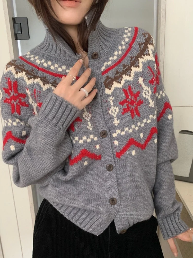 

Женский трикотаж в стиле ретро Fair Isle, ранняя осень, новый маленький цвет, блузка с вышивкой, воротник-стойка, дизайн на одной пуговице