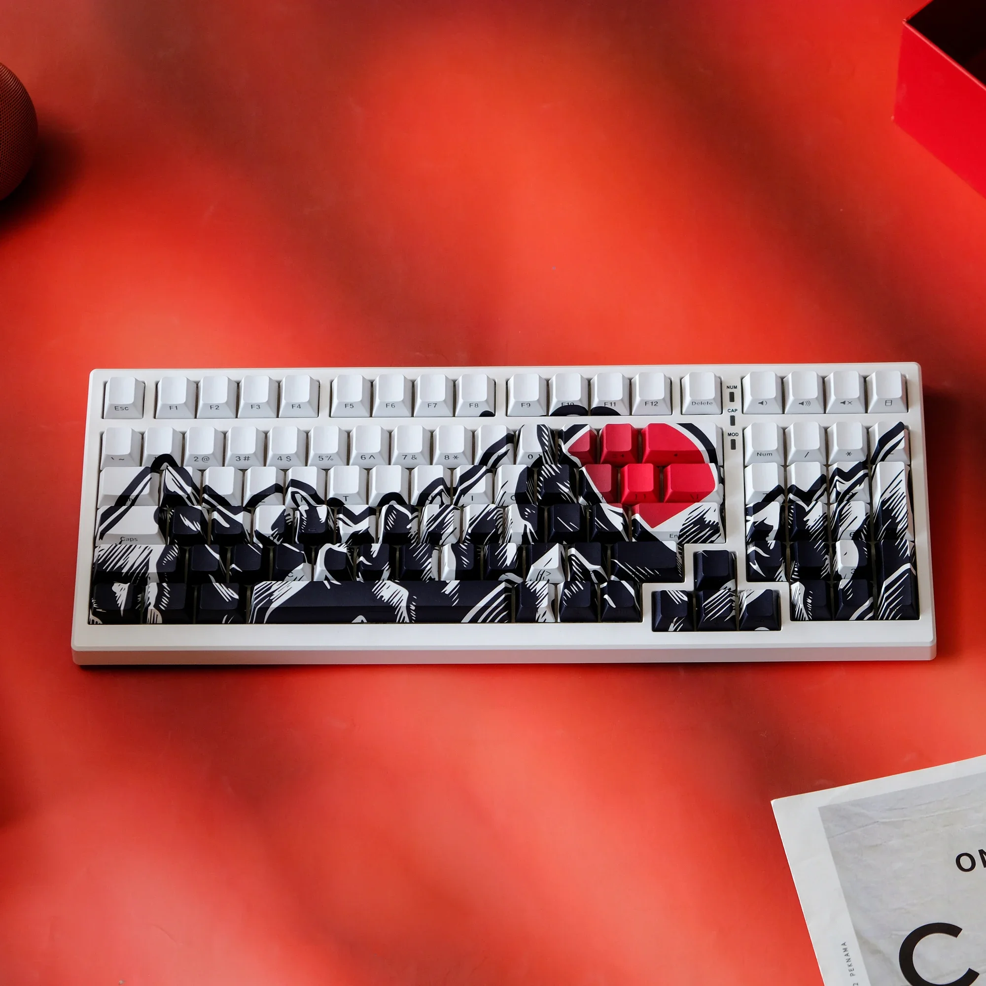 

Wooting Ukiyo-e красная боковая выгравированная колпачок для клавиш 129 клавиш пятисторонняя термосублимация PBT с боковой гравировкой прозрачная светопроницаемая