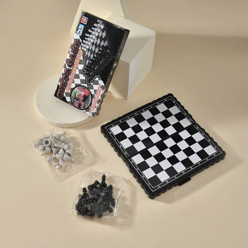 مجموعة شطرنج صغيرة قابلة للطي على شكل رقعة شطرنج محمولة على شكل رقعة شطرنج مغناطيسية للأطفال لعبة شطرنج للأنشطة العائلية للحفلات