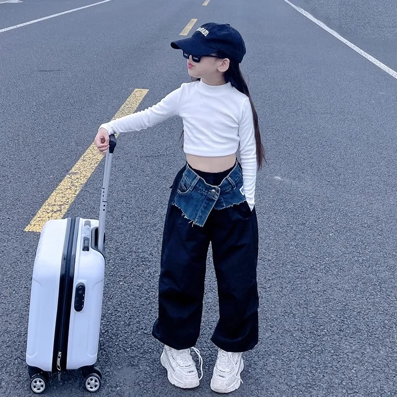 Spodnie dziewczęce w stylu ulicznym 2024, letni top z krótkim rękawem z motywem kreskówkowym, modne, dżinsowe, łączone spodnie robocze