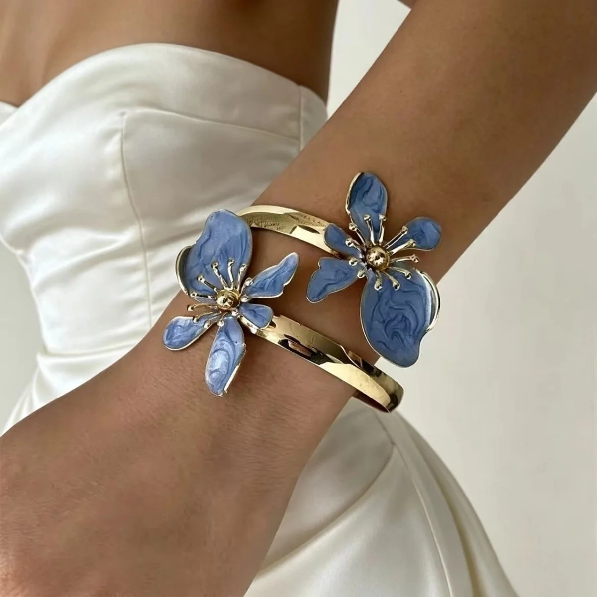 Dainty Butterfly Flower Cuff Bracelets For Women Vintage Elegant Enamel Floral Charm Opening Bangle Wedding Party Gift Jewelry