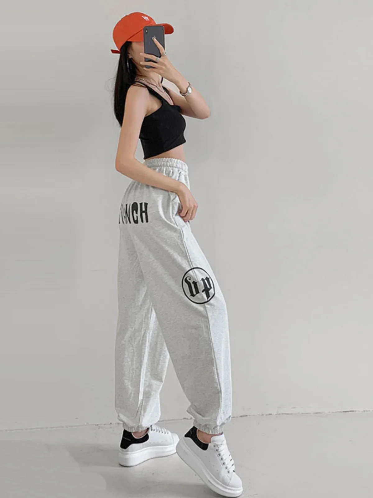 กางเกงแจ๊สเอวสูงทรงสตรีทแดนซ์สำหรับผู้หญิง ชุดฝึกซ้อมสไตล์ฮาราจูกุ กางเกงขายาวทรงสลิมพร้อมรองเท้าผ้าใบ กางเกงฮาเร็มสปอร์ต