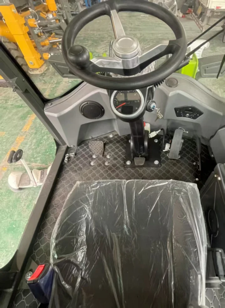 Tania sprzedaż nowego mini traktora z koparką, ładowarką i bagrem kołowym.