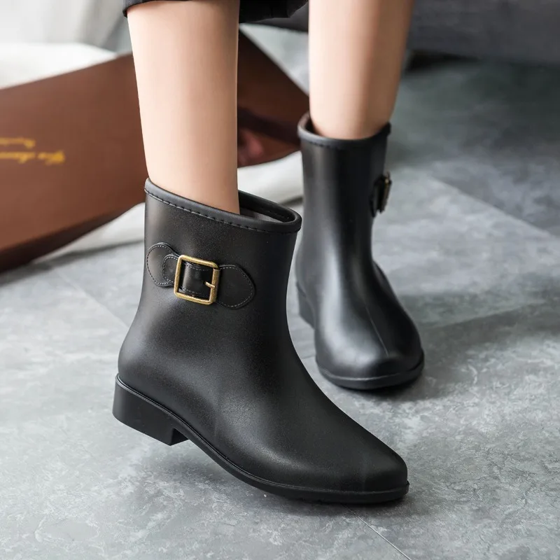 Wellies للنساء أحذية المطر البلاستيكية موضة حزام مشبك الكعب المنخفض الانزلاق على Gumboots لينة الجرموق مقاوم للماء عدم الانزلاق الأحذية البلاستيكية