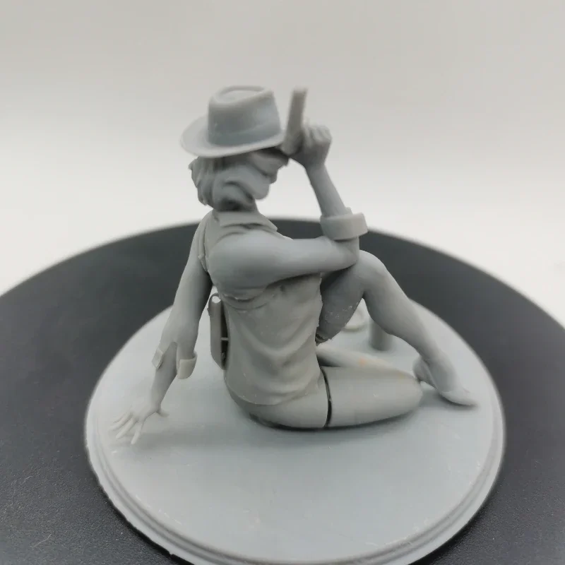 Resin Figure Dangerous Woman 1/24 Scale Miniatures Diy Assemble Model Kit Unassembled Diorama and Unpainted Statuettes Toys