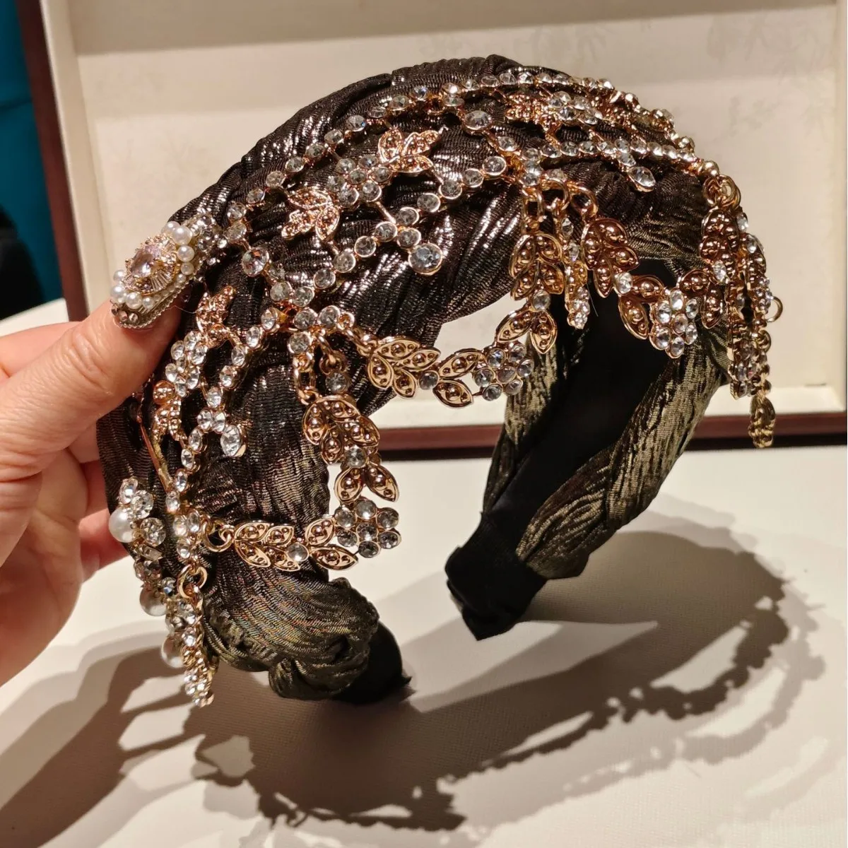 Hot-selling European and American Retro Diamond-studded Metal Interlocking Wide Headband - Luxury Party Headpiece