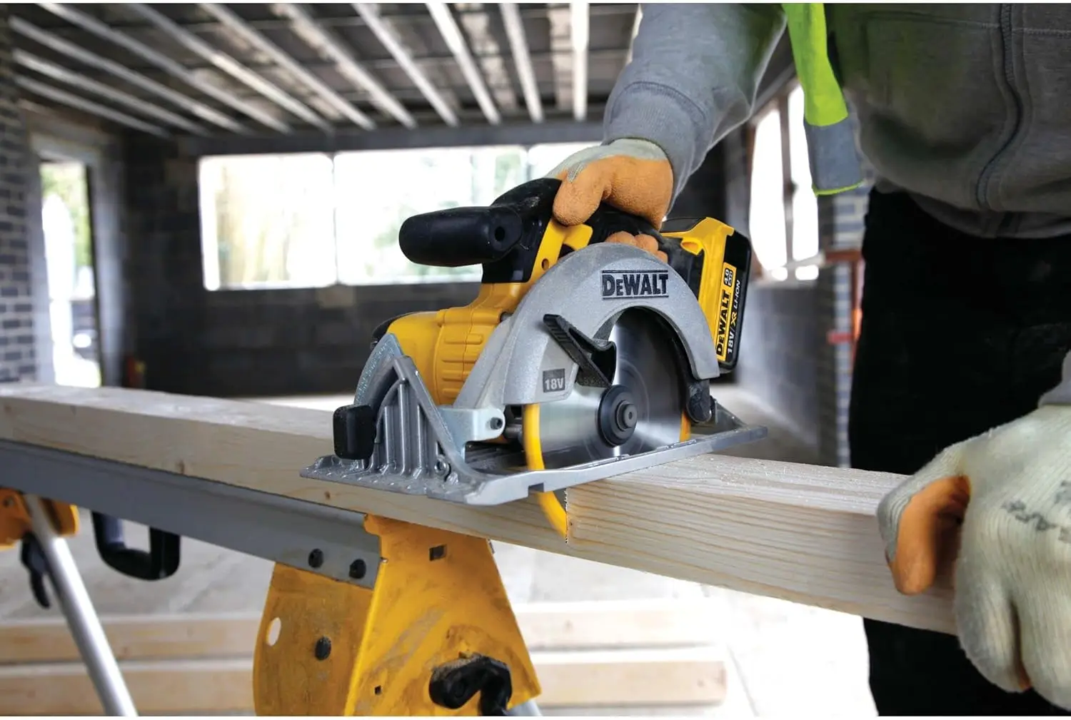 DEWALT 20V MAX 6-1/2-Inch Circular Saw Kit, with 5.0-Ah Battery and Charger (DCS391P1)