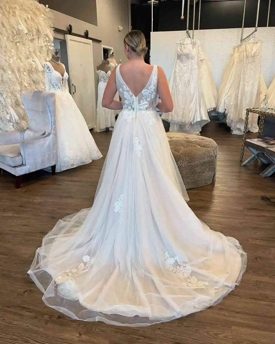 夏 A ラインのウェディングドレスディープ V ネックレースアップリケブライダルドレスカスタマイズされたビーチ背中の開いた花嫁ドレス